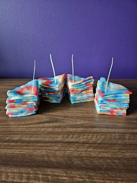 4 zip ties with 8 folded circles on each one.