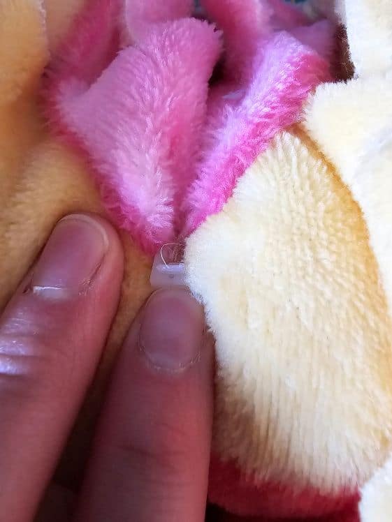 A closeup of the zip tie after cutting it near the base.