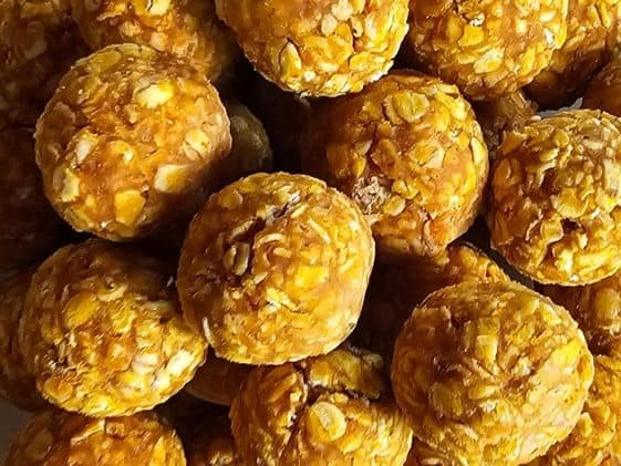 Close up of no bake peanut butter pumpkin dog treat balls.